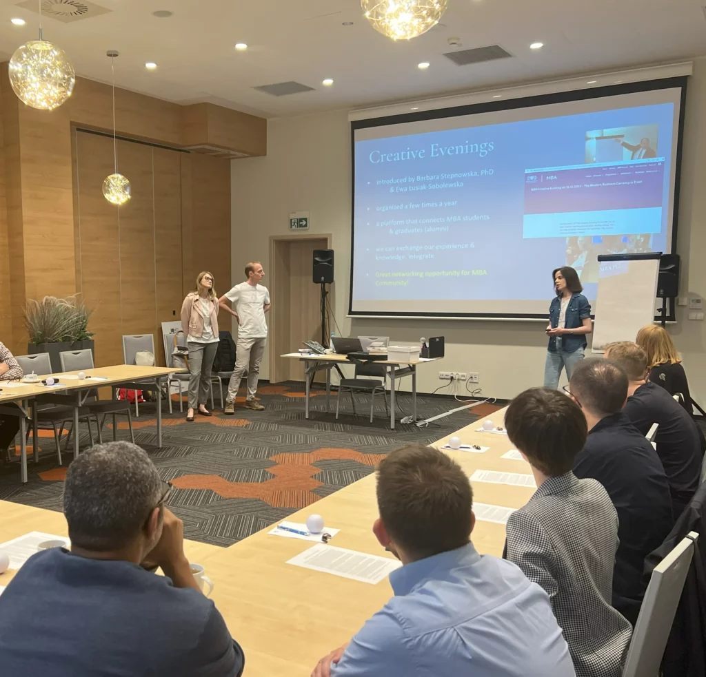 La photo montre l’équipe de Manageburnout menant un atelier pour un grand groupe de participantes.