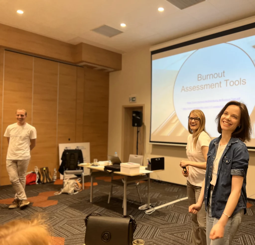 La photo montre l’équipe de Manageburnout menant un atelier pour un grand groupe de participantes.